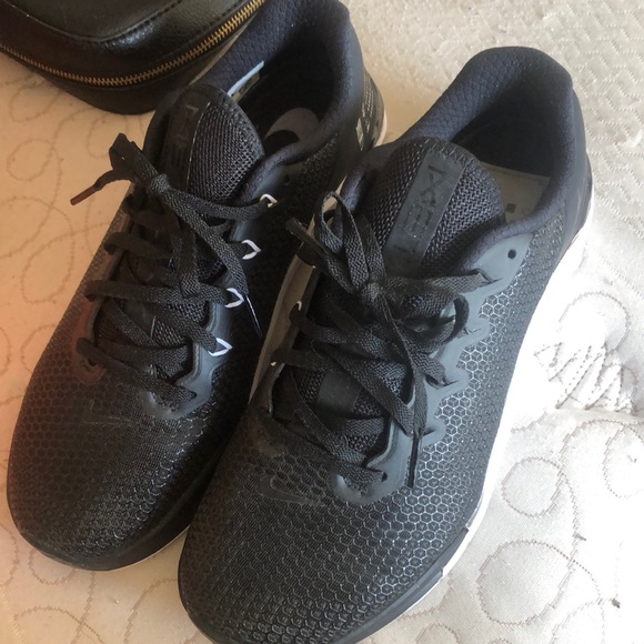 Black-White-Wolf Grey Nike Metcon 5